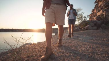 Üzerinde kayalık sahil şeridi hiking arkadaş grubu