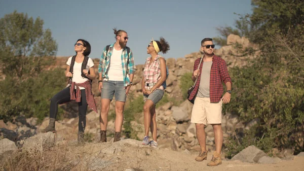 Grup doğa üzerinde konuşurken yolcuları