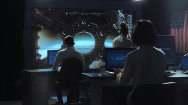 Görev kontrol merkezinde çalışan insanlar