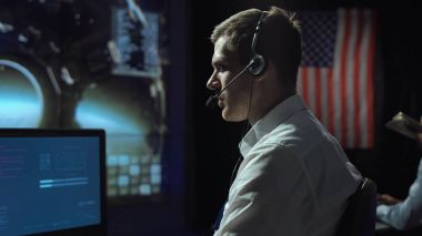 Uçuş kontrol merkezi içinde kulaklık erkekte