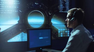 Uçuş kontrol merkezi içinde kulaklık erkekte