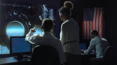 İnsanlar uçuş üsteki yönetme