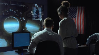 İnsanlar uçuş üsteki yönetme