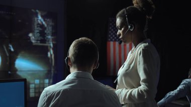 İnsanlar uçuş üsteki yönetme