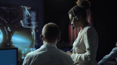 İnsanlar uçuş üsteki yönetme