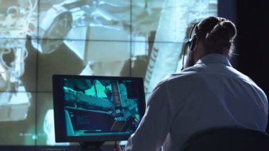 Uzay Merkezi iş yerindeki adam. Nasa tarafından döşenmiş bu görüntü unsurları.