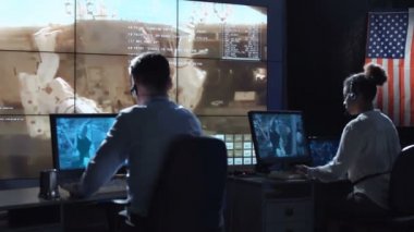Görev kontrol merkezinde çalışan insanlar. Nasa tarafından döşenmiş bu görüntü unsurları.