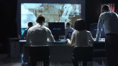 Görev kontrol merkezinde çalışan insanlar. Nasa tarafından döşenmiş bu görüntü unsurları.