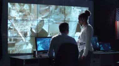 Uçuş kontrol merkezi bilim adamları. Nasa tarafından döşenmiş bu görüntü unsurları.