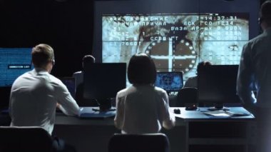 Görev kontrol merkezinde çalışan insanlar. Nasa tarafından döşenmiş bu görüntü unsurları.