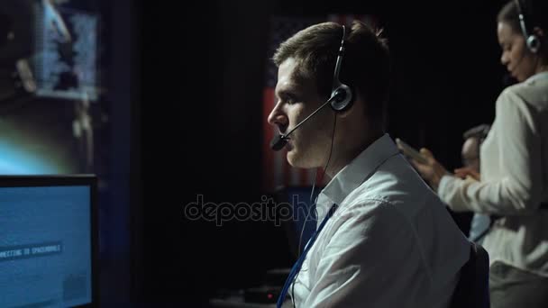 Homme en casque dans le centre de contrôle de vol 