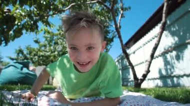 Neşeli çocuklar kamera izliyor