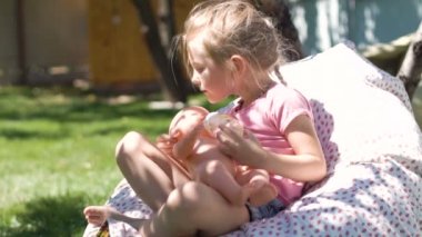 Kız bebek arka bahçesinde oynarken