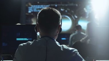 Uzay Merkezi iş yerinde bir adam