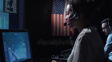 Uçuş kontrol merkezi bilgisayar kadın