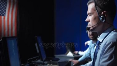 Uçuş kontrol merkezi içinde kulaklık erkekte