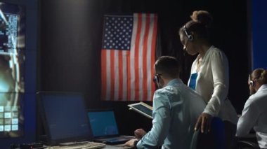 İnsanlar uçuş üsteki yönetme