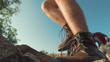 Kayalarda geçirerek backpackers