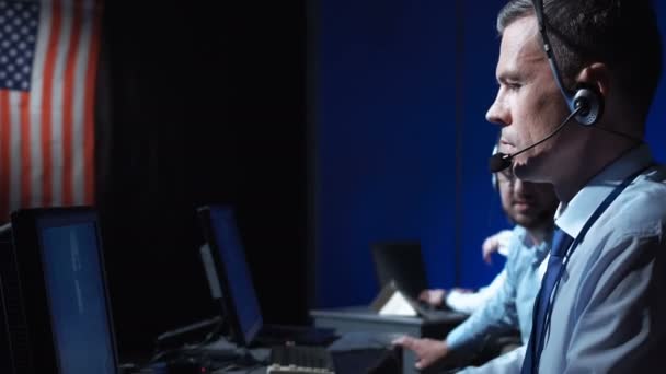 Homme en casque dans le centre de contrôle de vol 