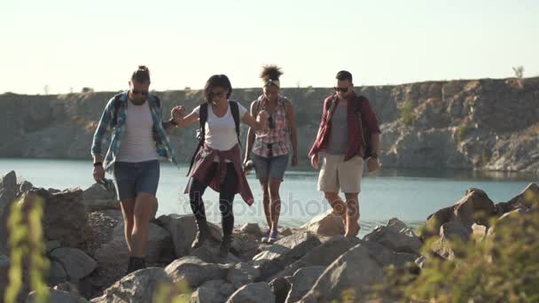 Kayaların üzerinde yürüyen genç gezginler — Stok video