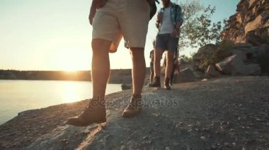 Üzerinde kayalık sahil şeridi hiking arkadaş grubu