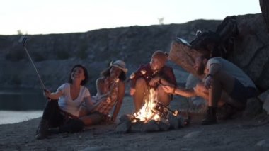 Şömine deniz kenarı arkadaşları