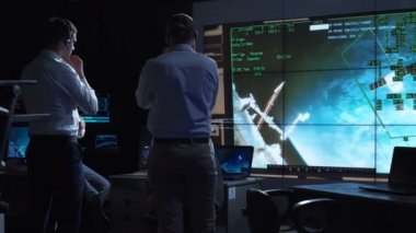 Görev kontrol merkezinde çalışan insanlar