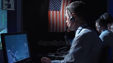 Uçuş kontrol merkezi içinde kulaklık erkekte