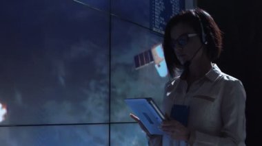 Uçuş kontrol merkezi bilgisayar kadın