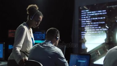 Uçuş kontrol merkezi bilim adamları