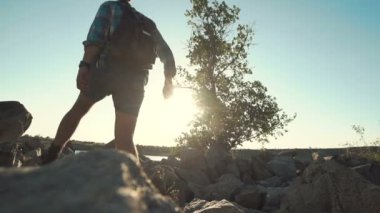 Kayaların üzerinde yürüyen genç gezginler