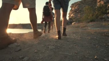 Üzerinde kayalık sahil şeridi hiking arkadaş grubu