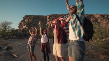 Heyecanlı yolcuları bayrağıyla poz