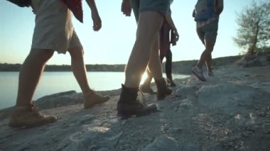 Üzerinde kayalık sahil şeridi hiking arkadaş grubu