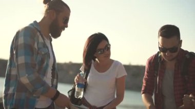 Harita izlerken turistlere yolcular