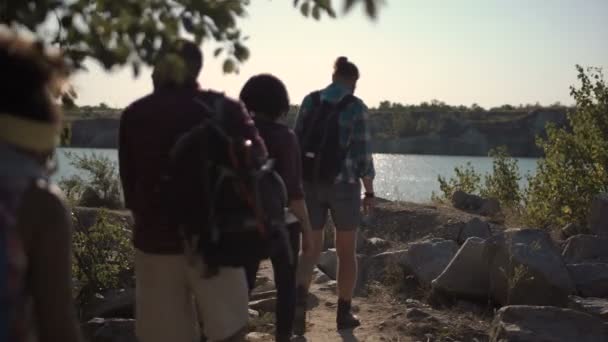 Gruppe von Backpackern zu Fuß an der Küste — Stockvideo