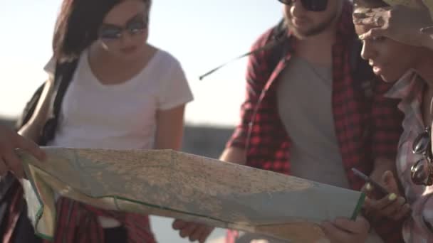 Turistas viendo mapa mientras viajan — Vídeo de stock