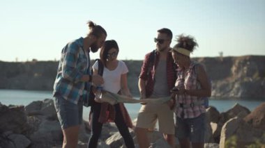 Seyahat ederken insanlar izlerken harita