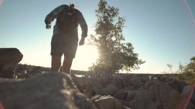 Kayaların üzerinde yürüyen genç gezginler