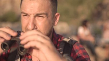 Dürbün ile izlerken adam