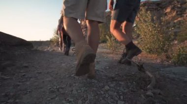 Üzerinde kayalık sahil şeridi hiking arkadaş grubu