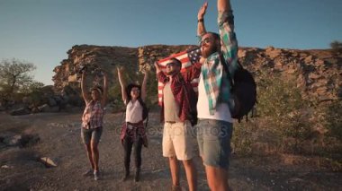 Heyecanlı yolcuları bayrağıyla poz