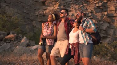 Heyecan arkadaşlar arasında kayalar bayrak ile poz