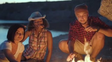 Izgara sosis yeme gece arkadaşlar