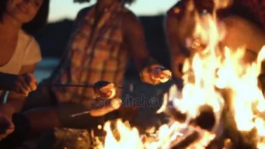 Kırpma insanların yangında sosis ızgara