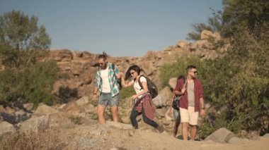 Doğa üzerinde konuşmaya arkadaşlar yolcuları