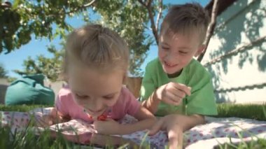 Neşeli çocuklar tablet bahçe içinde izlerken