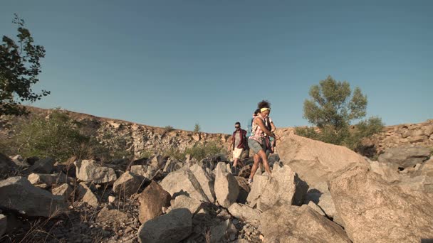 People hiking in rocks and having break — Stock Video