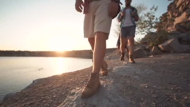 Üzerinde kayalık sahil şeridi hiking arkadaş grubu — Stok video