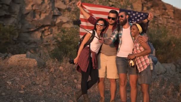 Viajeros felices tomando selfie con bandera — Vídeo de stock